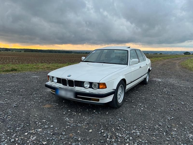 Weiß Gebraucht 1988 BMW 735 Limousine | 13.500 € - Bild 1/4