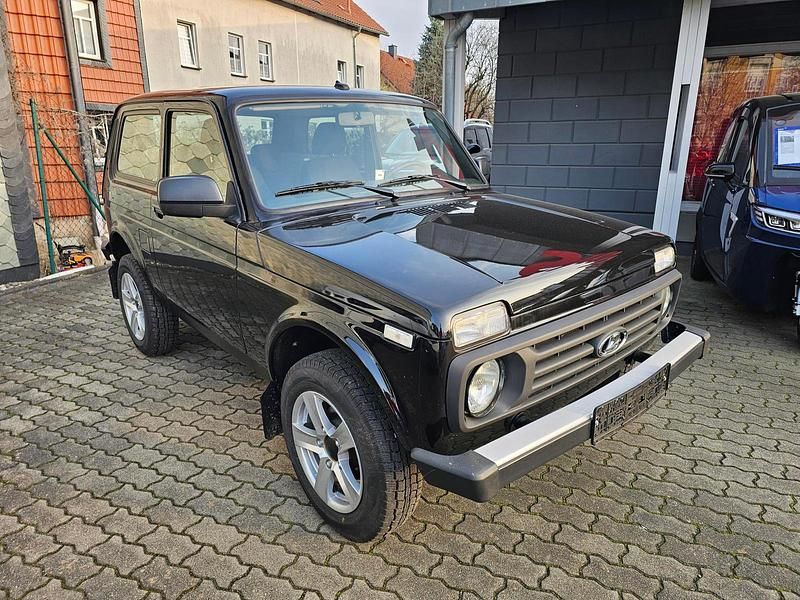 Gebraucht Lada niva 83 PS (61 kW) 2025 Schwarz (672) SUV