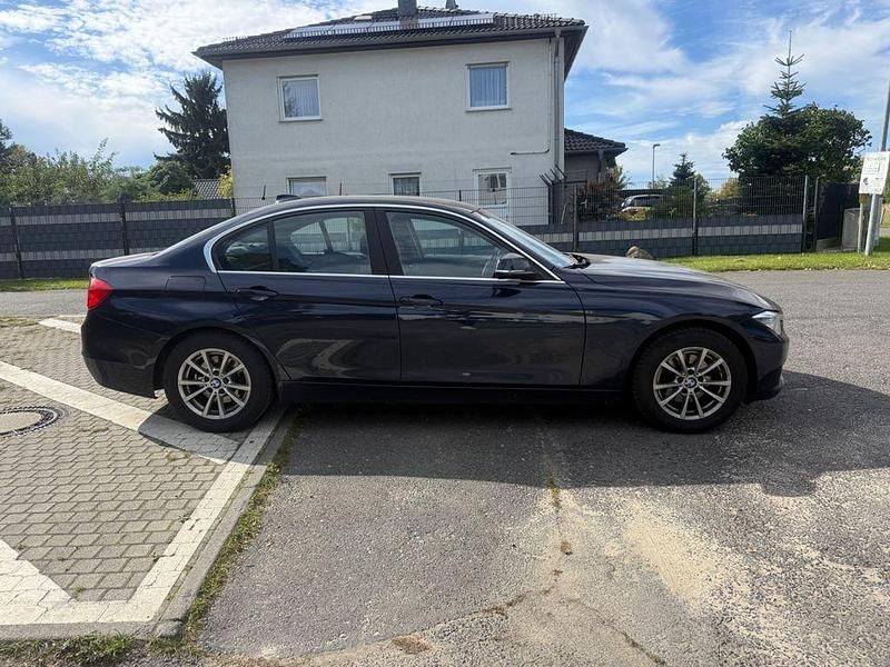 Blau Gebraucht 2015 BMW 316 Sport Line Limousine | 10.800 € (Superpreis) - Bild 1/4