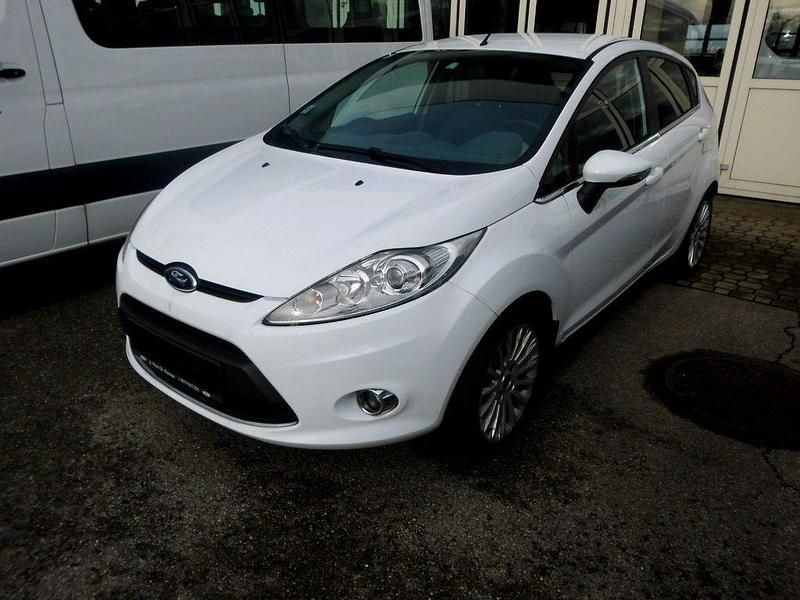 Gebraucht Ford Fiesta Titanium 82 PS (60 kW) 2011 Weiß Kleinwagen