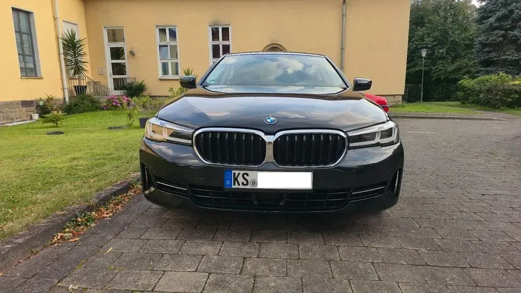 Gebraucht BMW 545e Sport Line 394 PS (289 kW) 2022 Schwarz Limousine
