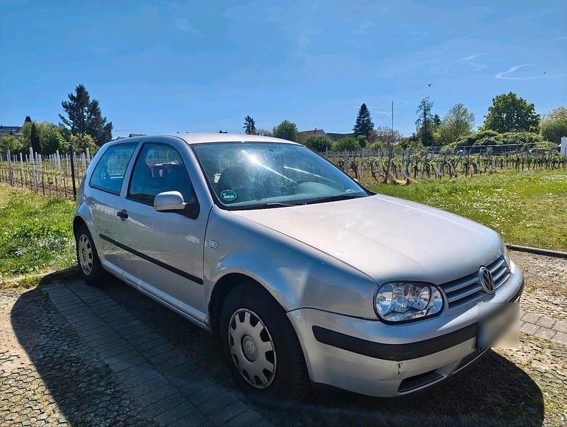 Usata VW Golf IV 101 CV (74 kW) 2000 Argento Berlina