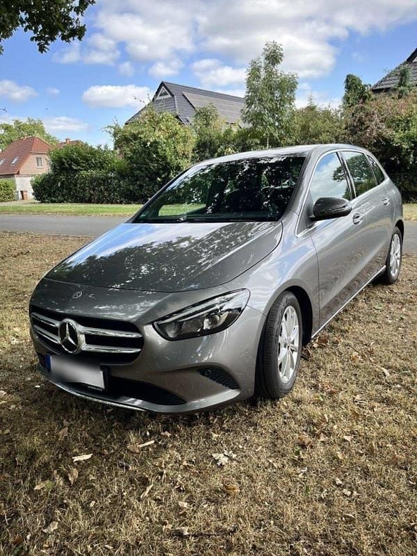 Grau Gebraucht 2020 Mercedes B180 Van / Kleinbus | 21.300 € (Superpreis) - Bild 1/4