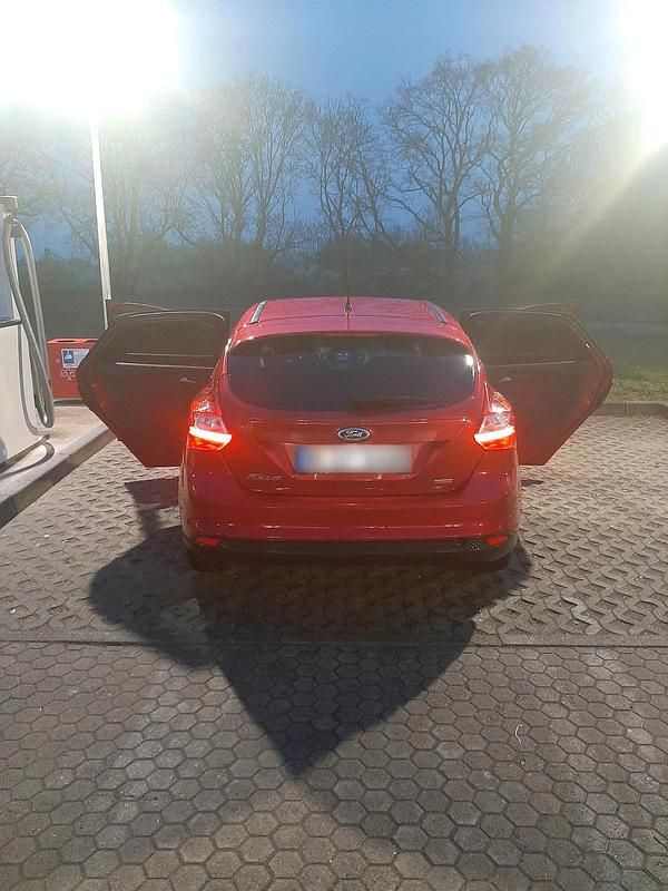 Używany Ford Focus 100 KM (73 kW) 2014 Czerwony Sedan/Limuzyna