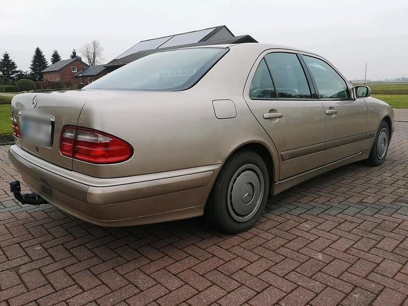 Gebraucht Mercedes E220 143 PS (105 kW) 2000 Beige Limousine