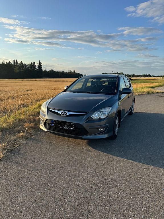 Grau Gebraucht 2012 Hyundai i30 Classic Limousine | 3.700 € (Guter Preis) - Bild 1/4