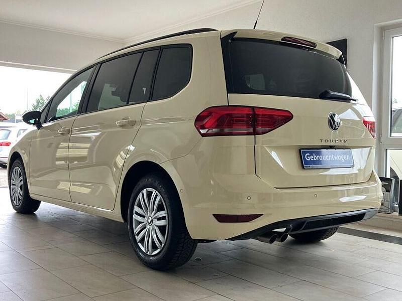 Gebraucht VW Touran 150 PS (110 kW) 2025 Beige Van / Kleinbus