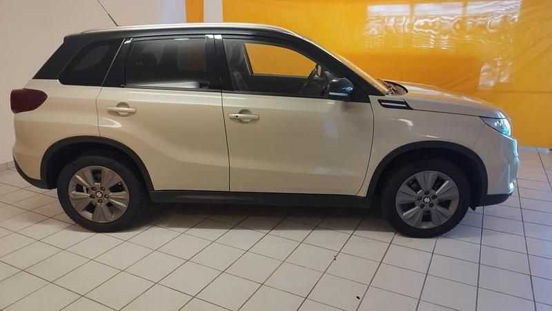 Gebraucht Suzuki Vitara 102 PS (75 kW) 2023 Beige SUV
