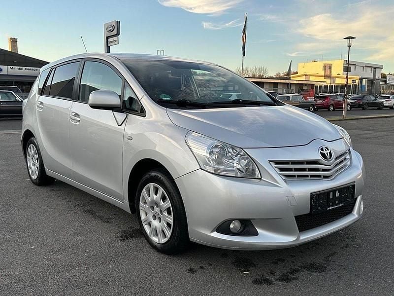 Silber Gebraucht 2009 Toyota Verso Life+ Van / Kleinbus | 2.390 € (Fairer Preis) - Bild 1/4