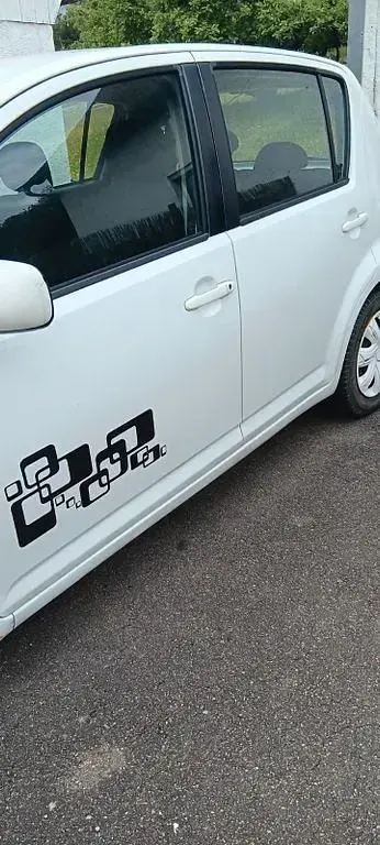 Gebraucht Daihatsu Sirion 69 PS (50 kW) 2009 Weiß Kleinwagen