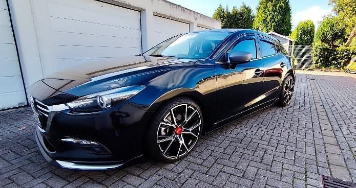 Schwarz Gebraucht 2018 Mazda 3 Sports-Line Limousine | 15.000 € (Guter Preis) - Bild 1/4