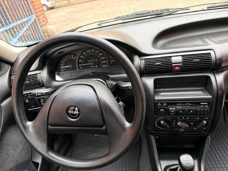 Gebraucht Opel Astra 70 PS (51 kW) 1993 Silber Limousine