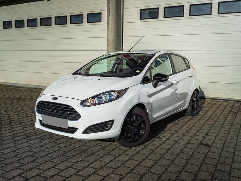 Gebraucht Ford Fiesta 100 PS (73 kW) 2014 Weiß Kleinwagen
