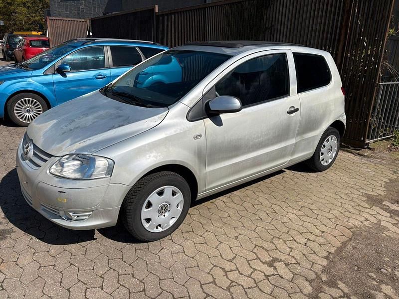 Usado VW Fox 54 HP (39 kW) 2006 Cinzento Citadino