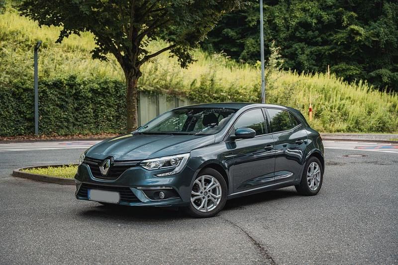 Grau Gebraucht 2016 Renault Mégane IV Limousine | 8.500 € (Fairer Preis) - Bild 1/4