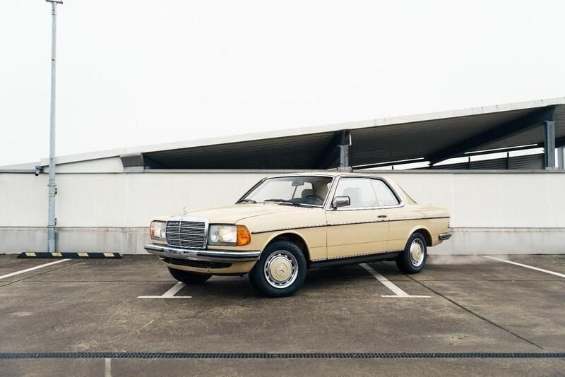 Andere außenfarben Gebraucht 1983 Mercedes 230 Coupé | 23.900 € - Bild 1/4