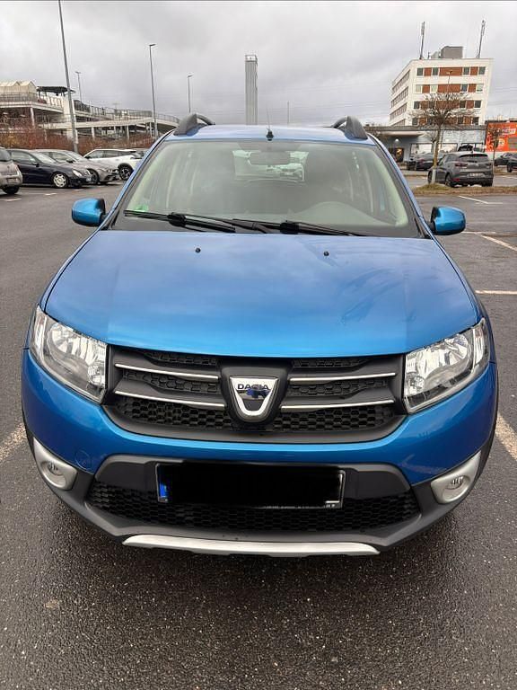 Blau Gebraucht 2014 Dacia Sandero Prestige Limousine | 6.999 € (Fairer Preis) - Bild 1/4