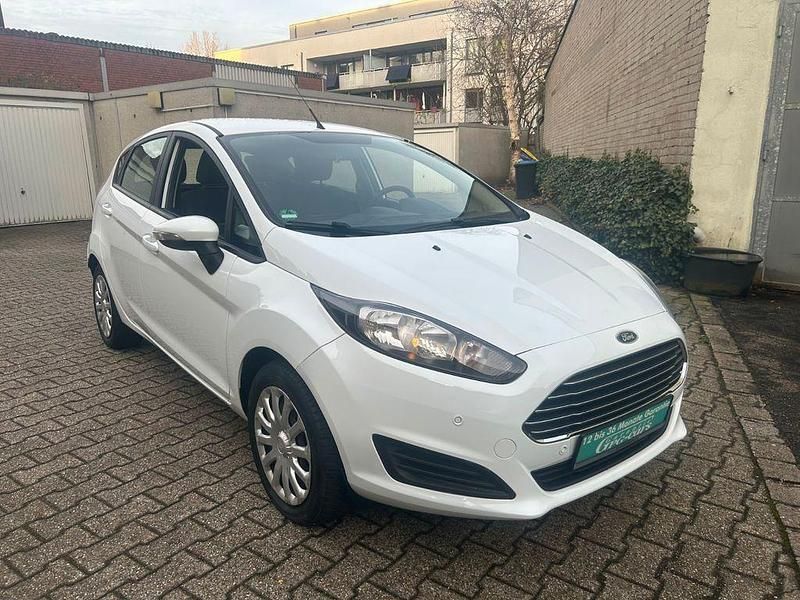 Gebraucht Ford Fiesta Trend 75 PS (55 kW) 2013 Weiß Limousine