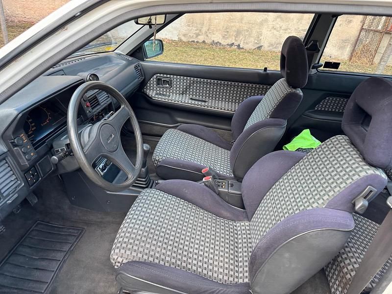 Gebraucht Mazda 323 143 PS (105 kW) 1988 Weiß Kleinwagen