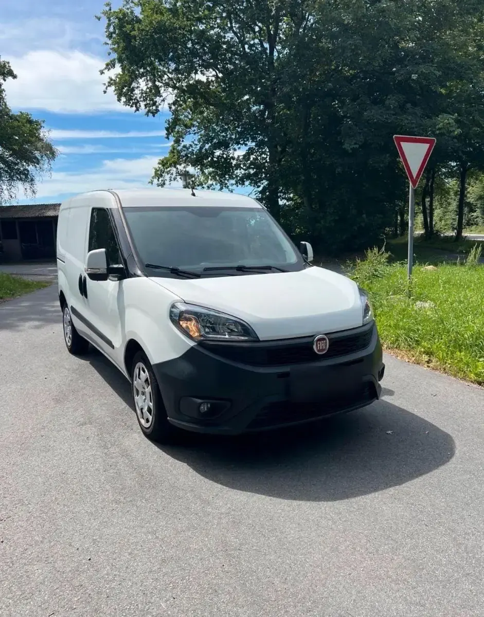 Gebraucht Fiat Doblò 95 PS (69 kW) 2019 Weiß Van / Kleinbus