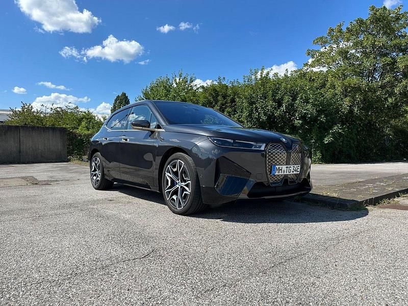 Grau Gebraucht 2021 BMW iX Executive SUV | 59.900 € (Etwas zu teuer) - Bild 1/4