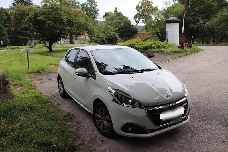 Weiß Gebraucht 2019 Peugeot 208 Active Kleinwagen | 6.000 € (Superpreis) - Bild 1/4