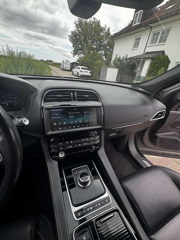Grau Gebraucht 2018 Jaguar F-Pace Ingenium SUV | 20.500 € (Fairer Preis) - Bild 1/4