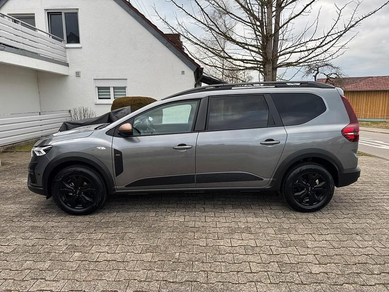 Grau Gebraucht 2024 Dacia Jogger Extreme Van / Kleinbus | 20.999 € (Fairer Preis) - Bild 1/4