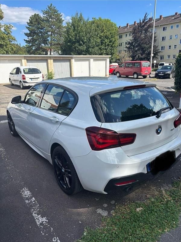 Weiß Gebraucht 2018 BMW 118 M Sport Kleinwagen | 11.399 € (Superpreis) - Bild 1/4