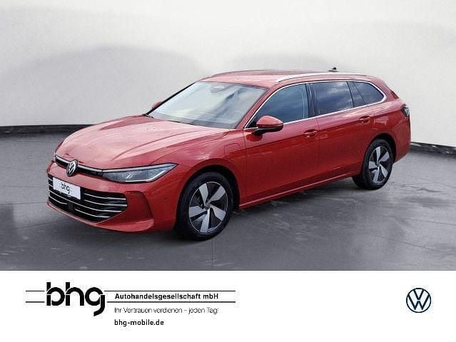 Chilirot metallic Gebraucht 2025 VW Passat Elegance Kombi | 41.430 € (Superpreis) - Bild 1/4
