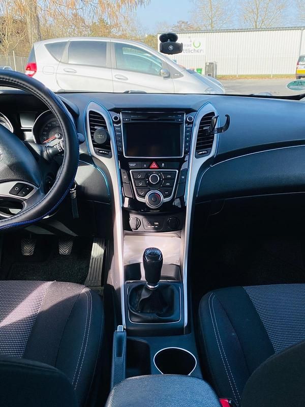 Gebraucht Hyundai i30 Premium 110 PS (80 kW) 2017 Blau Kombi