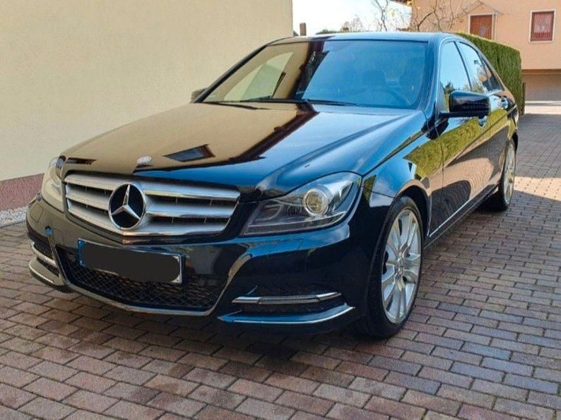 Schwarz Gebraucht 2012 Mercedes C200 Avantgarde Limousine | 17.500 € - Bild 1/4