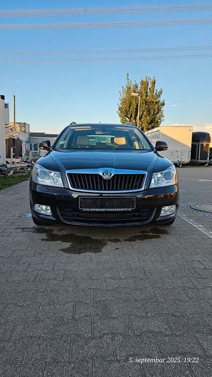 Schwarz Gebraucht 2011 Skoda Octavia Elegance Kombi | 5.700 € (Superpreis) - Bild 1/4