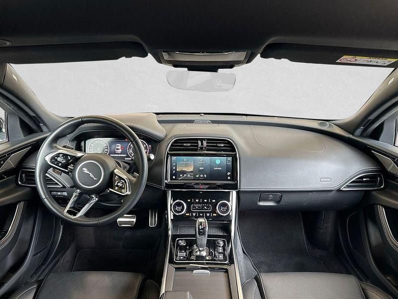 Gebraucht Jaguar XE R-Dynamic 253 PS (186 kW) 2023 Grau Limousine