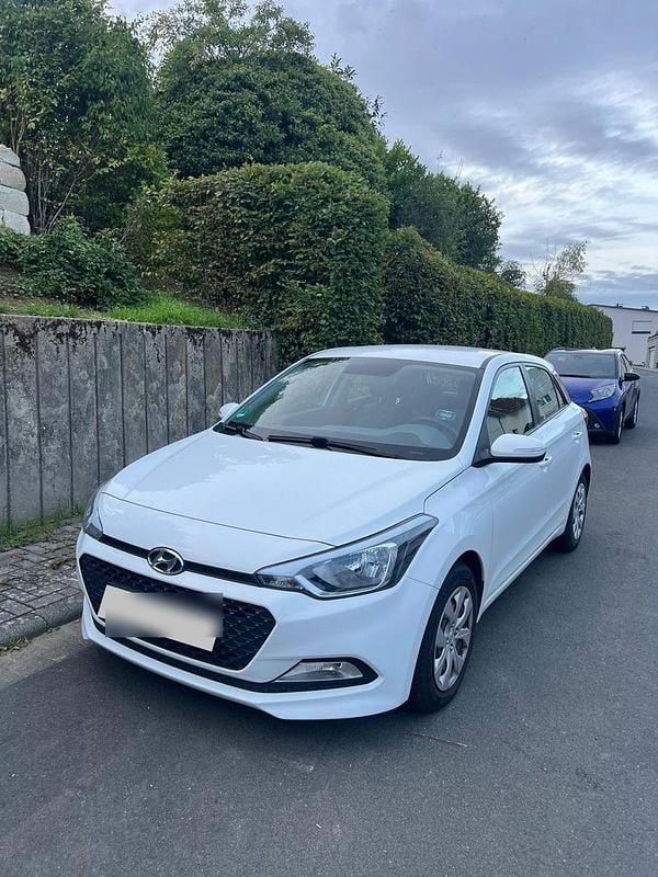 Weiß Gebraucht 2015 Hyundai i20 Classic Kleinwagen | 6.000 € (Guter Preis) - Bild 1/4