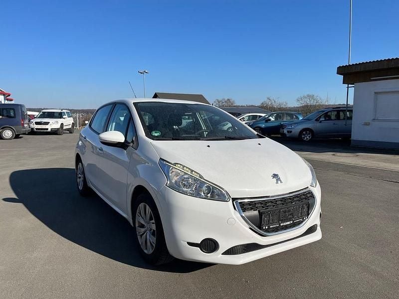 Gebraucht Peugeot 208 Active 82 PS (60 kW) 2015 Weiß Kleinwagen