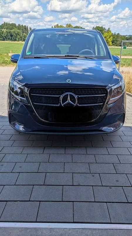 Blau Gebraucht 2024 Mercedes V220 Style Van / Kleinbus | 58.999 € (Teuer) - Bild 1/4