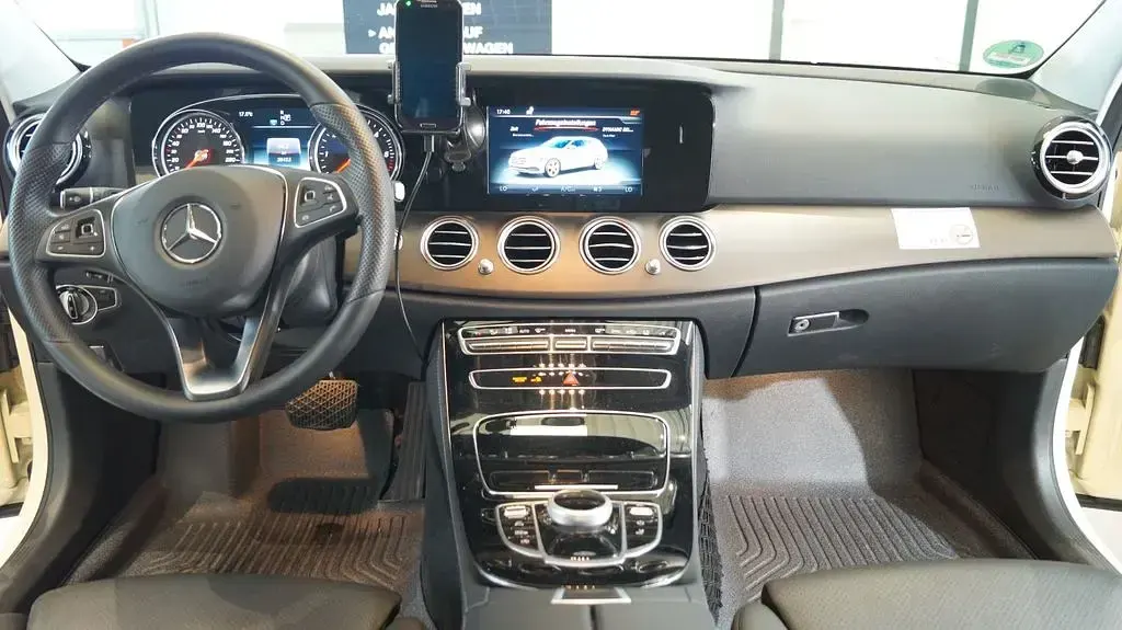 Gebraucht Mercedes E220 200 PS (147 kW) 2022 Beige Limousine