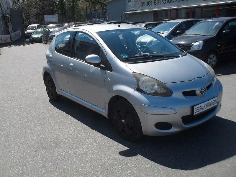 Gebraucht Toyota Aygo Cool 68 PS (50 kW) 2011 Silber Kleinwagen