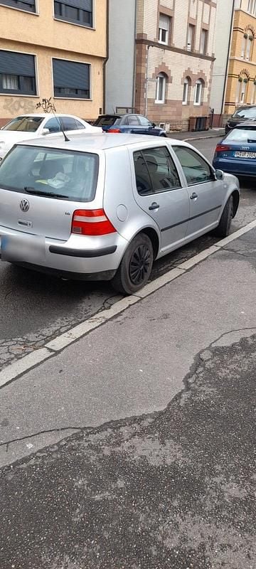 Second-hand VW Golf IV 102 CP (75 kW) 2002 Argintiu Berlinǎ