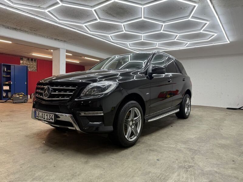 Schwarz Gebraucht 2012 Mercedes ML350 AMG SUV | 20.999 € (Fairer Preis) - Bild 1/4