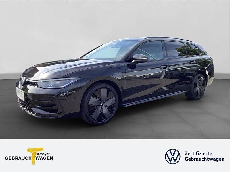 Grenadillschwarz metallic Gebraucht 2025 VW Passat R-line Kombi | 45.980 € (Fairer Preis) - Bild 1/4