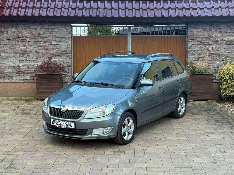 Seda steel/platin/steel grau Gebraucht 2012 Skoda Fabia Family Kombi | 4.499 € - Bild 1/4