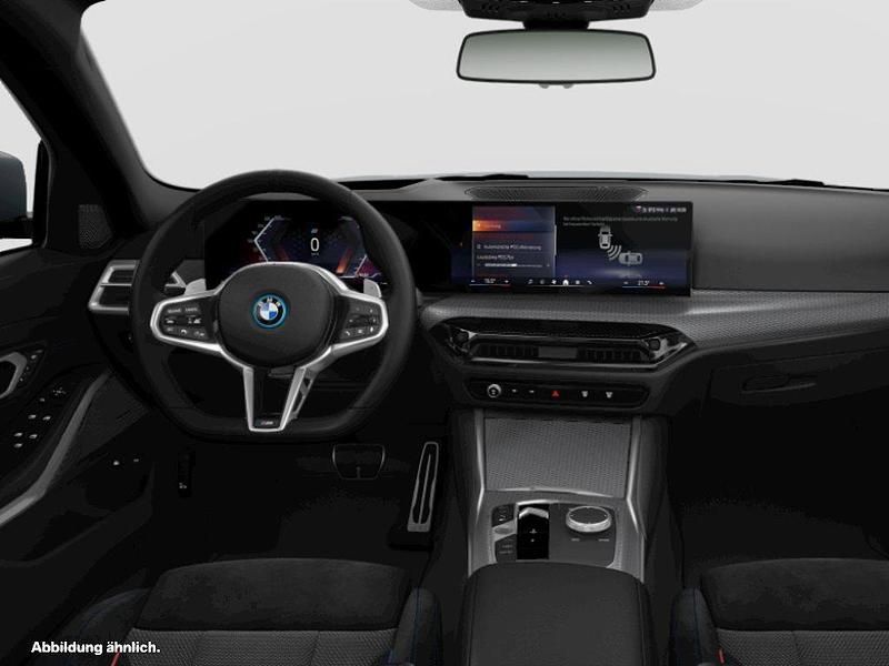 Grau Gebraucht 2024 BMW 330e Kombi | 50.787 € - Bild 1/1