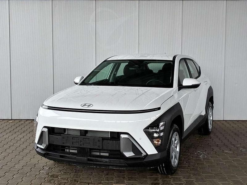 Atlas white Neu 2025 Hyundai Kona Comfort SUV | 23.450 € (Fairer Preis) - Bild 1/4