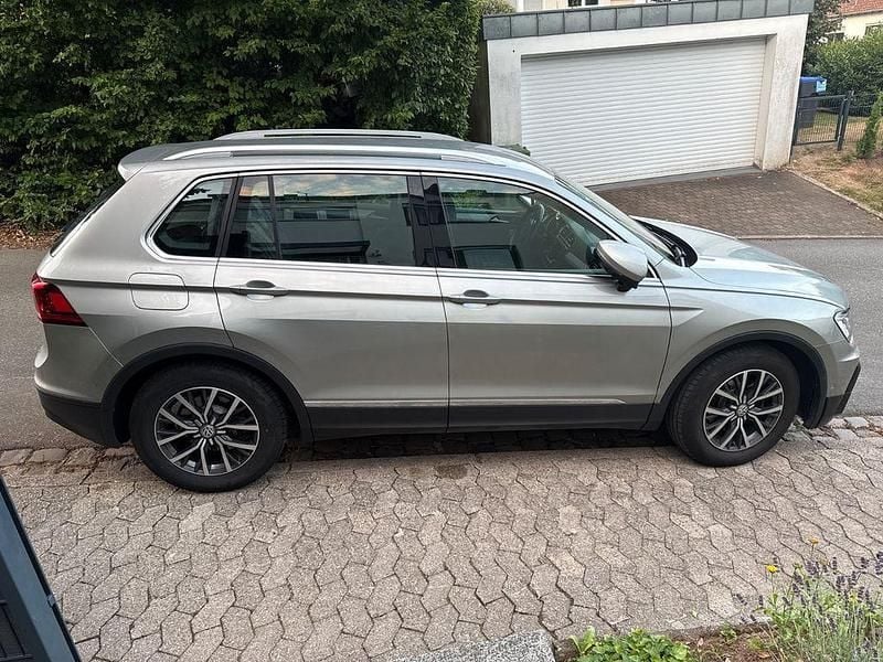 Grau Gebraucht 2016 VW Tiguan Comfortline SUV | 19.990 € (Etwas zu teuer) - Bild 1/4