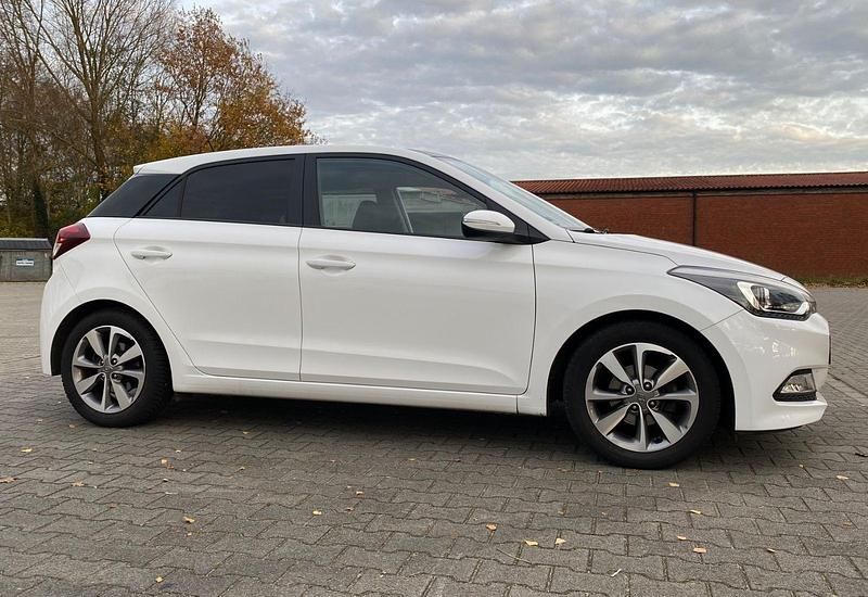 Gebraucht Hyundai i20 Intro Edition 84 PS (61 kW) 2015 Weiß Kleinwagen