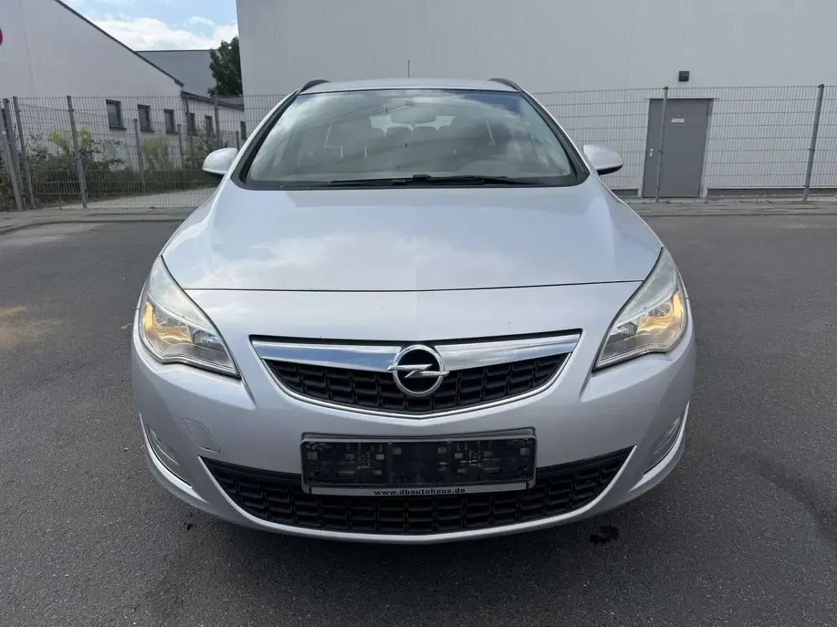 Gebraucht Opel Astra Selection 95 PS (69 kW) 2011 Argon silber/ice silver (m2) Kombi