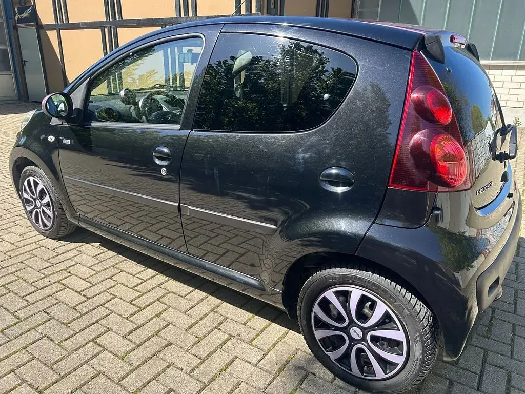 Gebraucht Peugeot 107 Style 68 PS (50 kW) 2014 Schwarz Kleinwagen