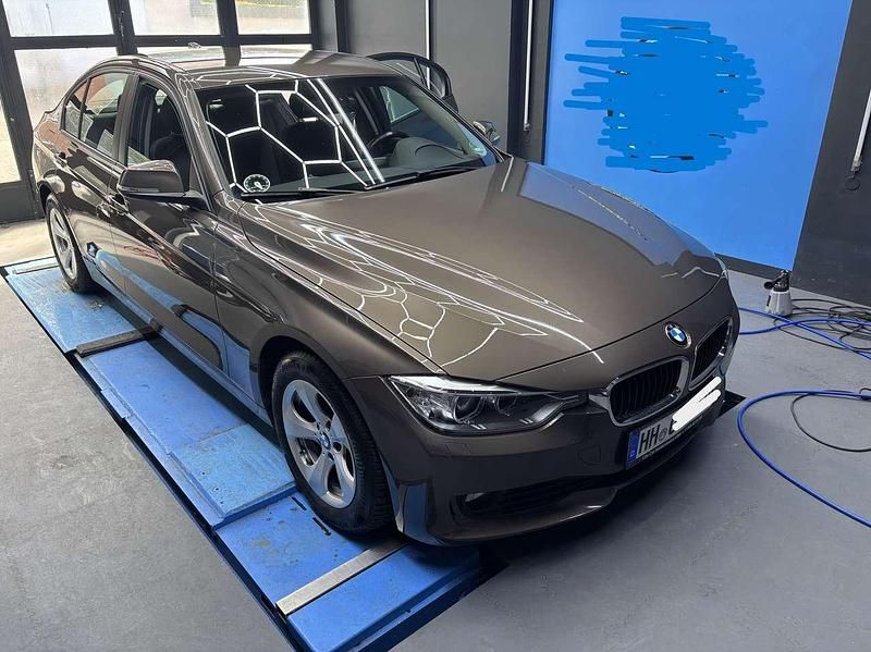 Braun Gebraucht 2015 BMW 320 Efficient Dynamics Limousine | 14.950 € (Guter Preis) - Bild 1/4